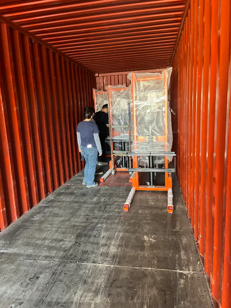 Fuld containerlast af manuelle hydrauliske stablere sendt til Sydafrika